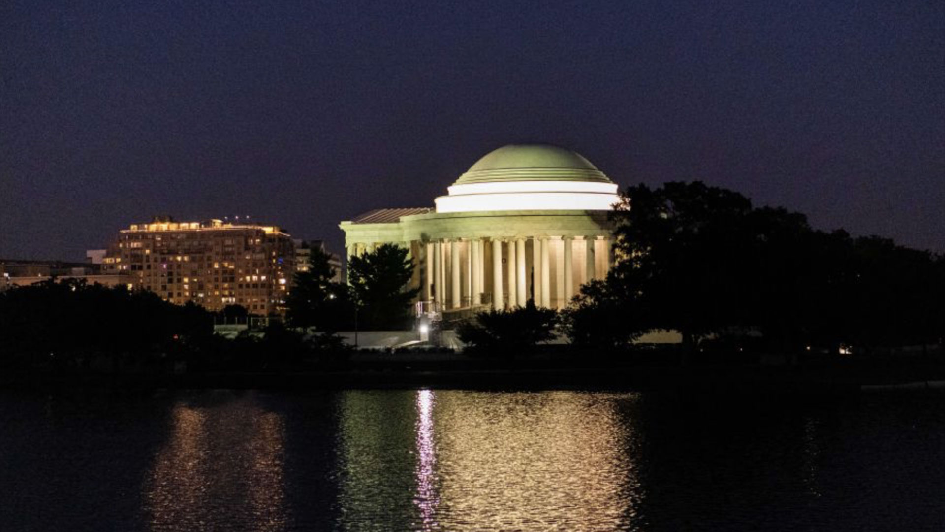 Monuments by Moonlight Nighttime Trolley Tour Washington DC 02