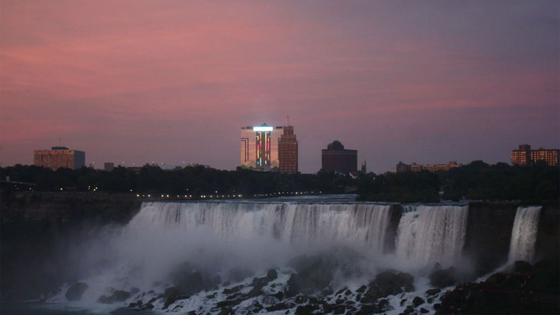 Niagara Falls Night Illumination Walking Tour 04