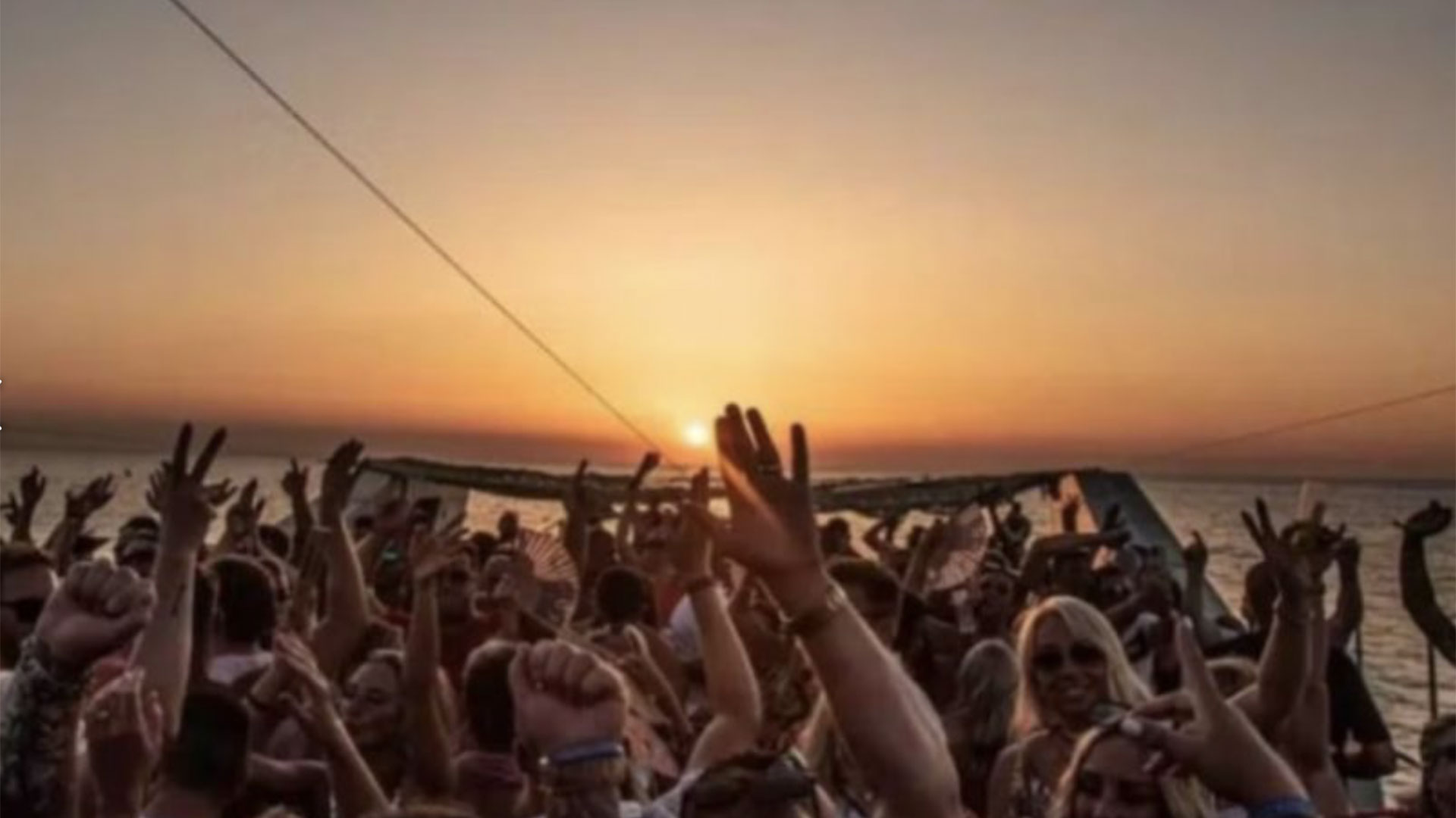 Sunset Boat Party Cruise with DJ and Open Bar in Lisbon 02